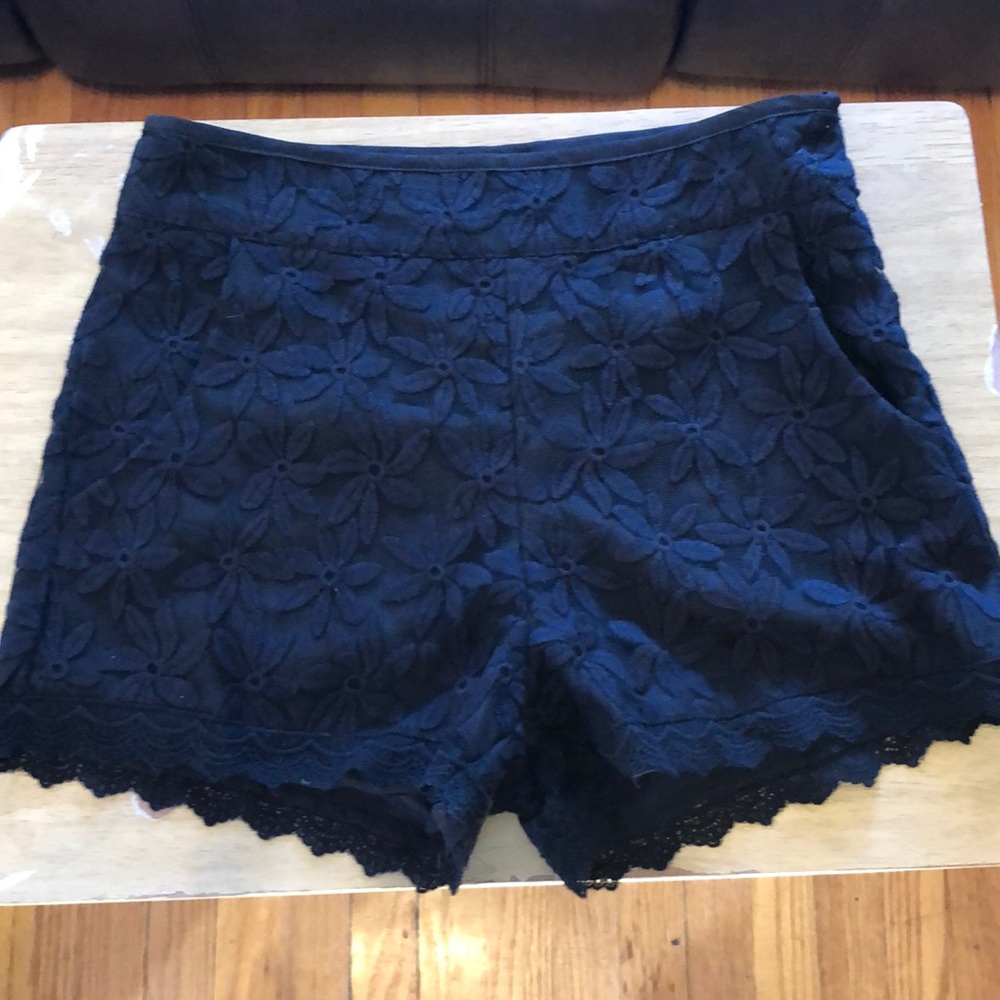 Monteau lace Flower black shorts